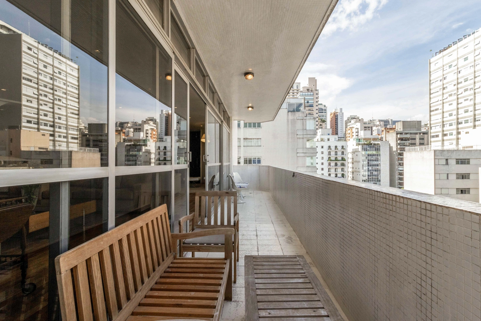 Apartamento com varanda espaçosa - Imagem 2