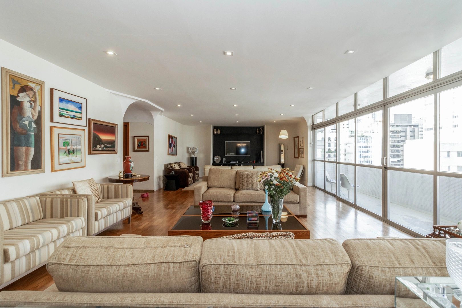 Apartamento com varanda espaçosa - Imagem 3