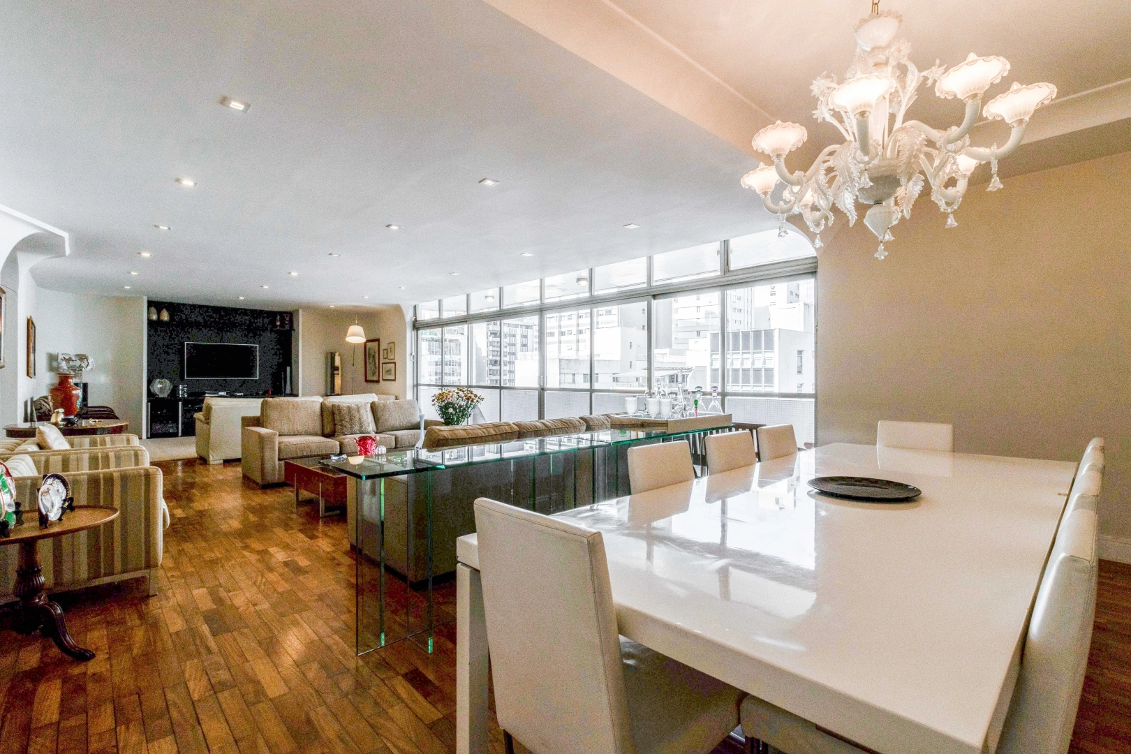 Apartamento com varanda espaçosa - Imagem 4