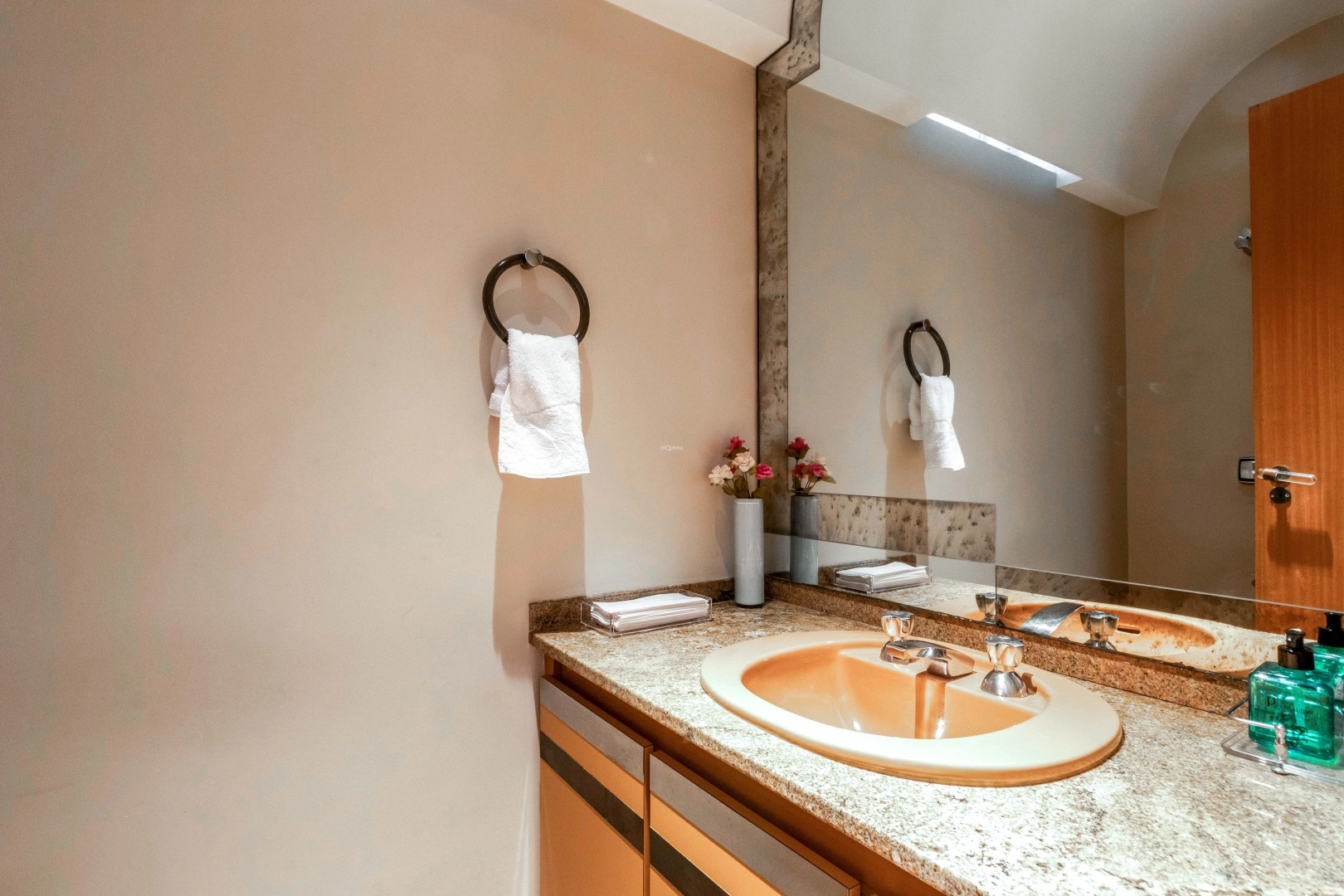 Apartamento com varanda espaçosa - Imagem 6