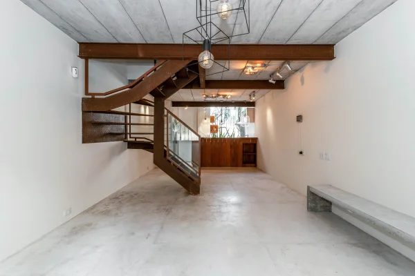Casa de vila reformada com charme contemporâneo no Jardim Paulista