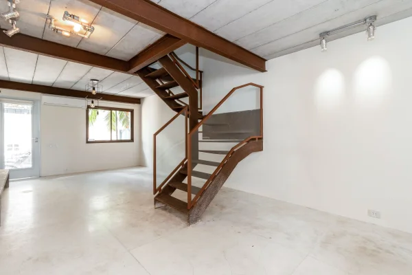 Casa de vila reformada com charme contemporâneo no Jardim Paulista