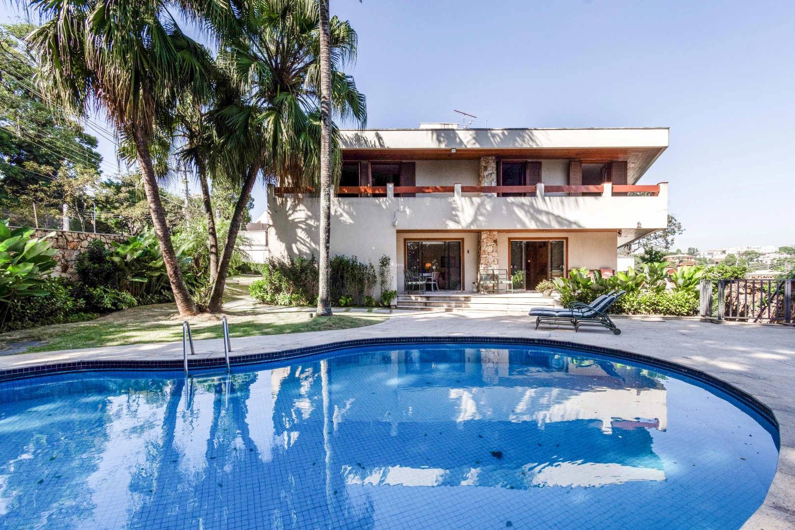 Casa ampla em uma das melhores ruas do bairro - Imagem 1