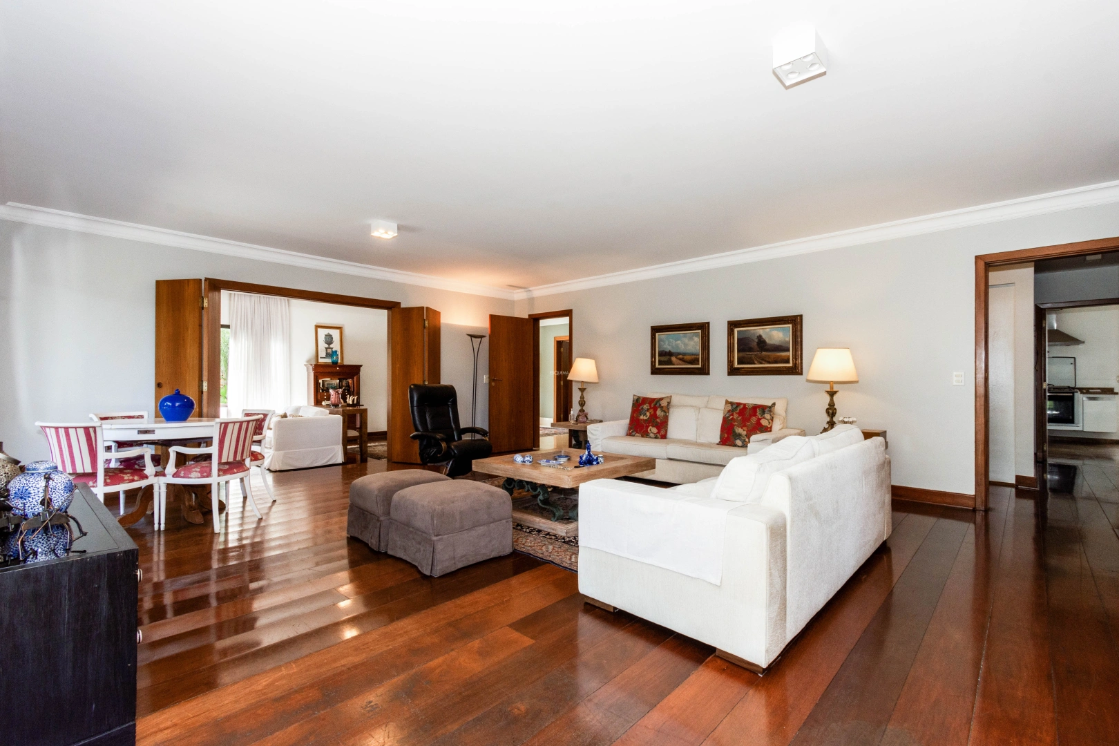 Casa ampla em uma das melhores ruas do bairro - Imagem 9