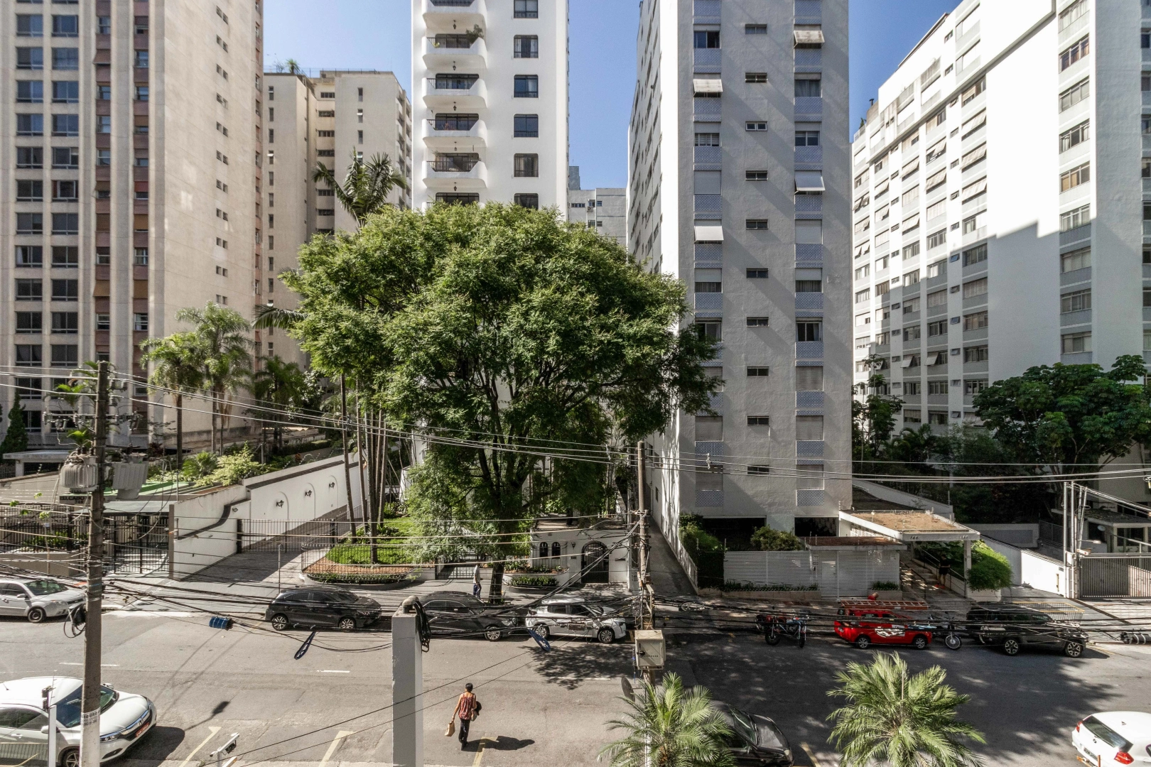 Apartamento com sala espaçosa em rua cobiçada - Imagem 10