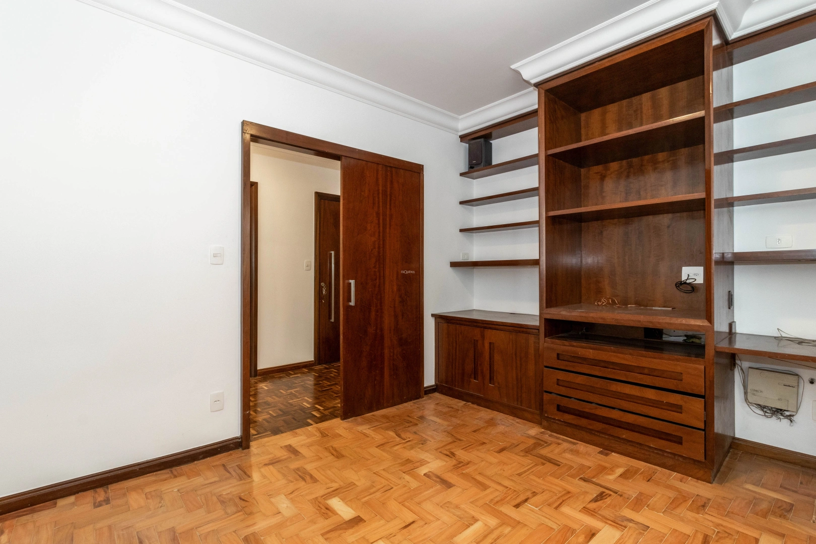 Apartamento com sala espaçosa em rua cobiçada - Imagem 11