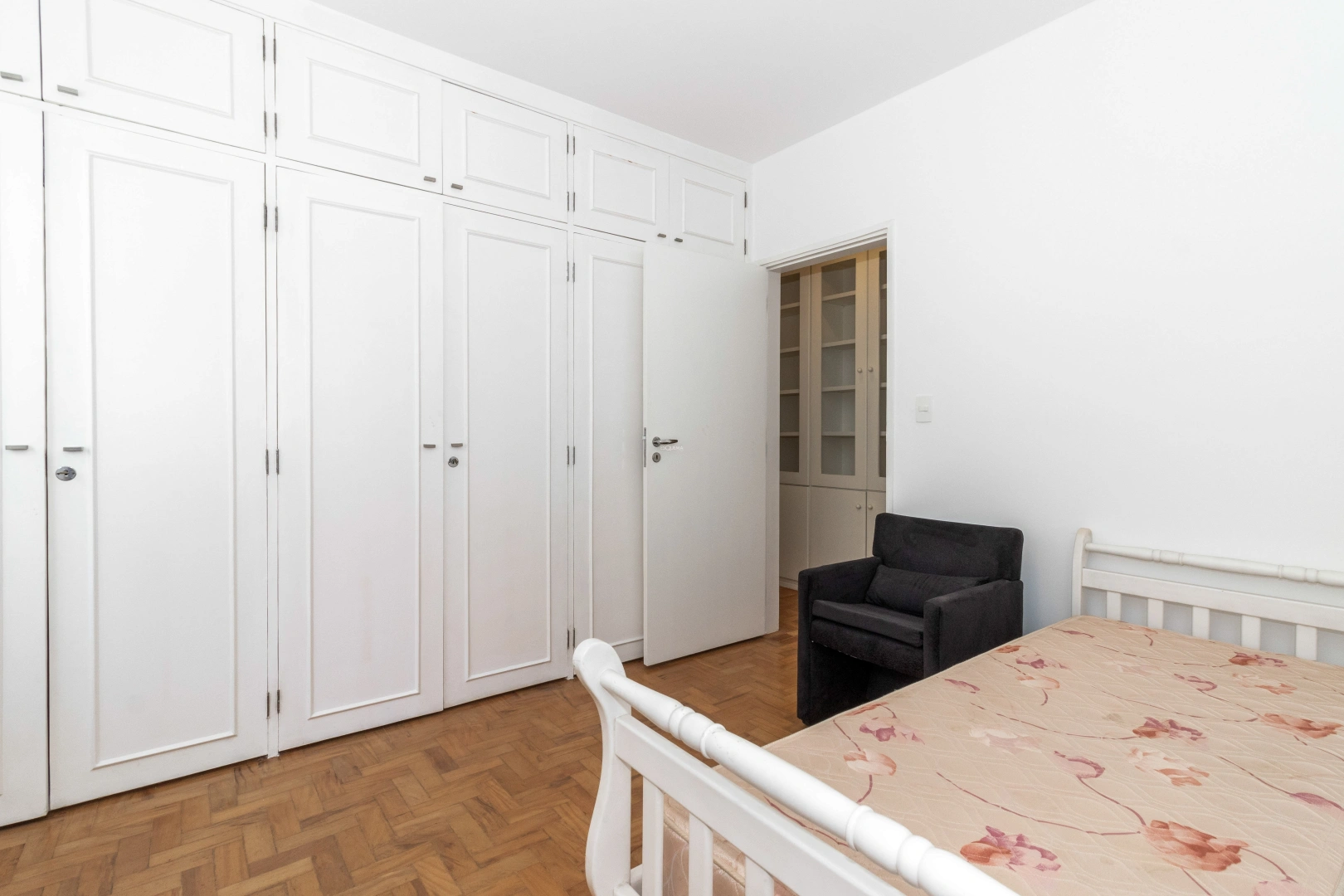 Apartamento com sala espaçosa em rua cobiçada - Imagem 12