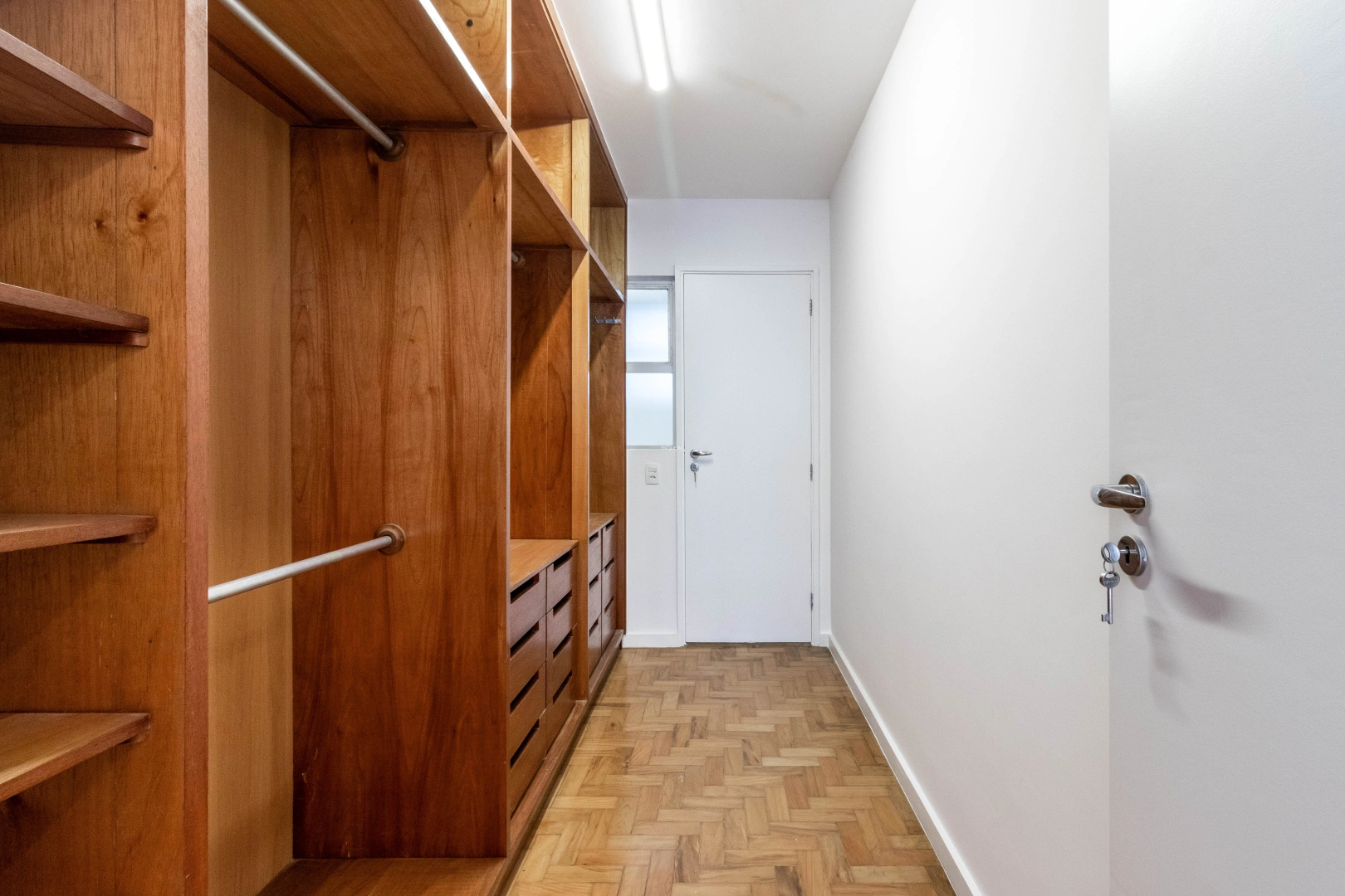 Apartamento com sala espaçosa em rua cobiçada - Imagem 15