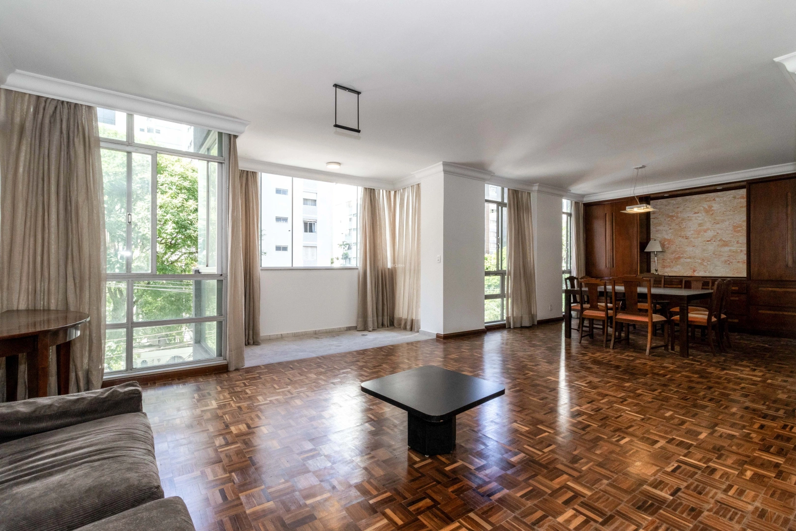 Apartamento com sala espaçosa em rua cobiçada - Imagem 1