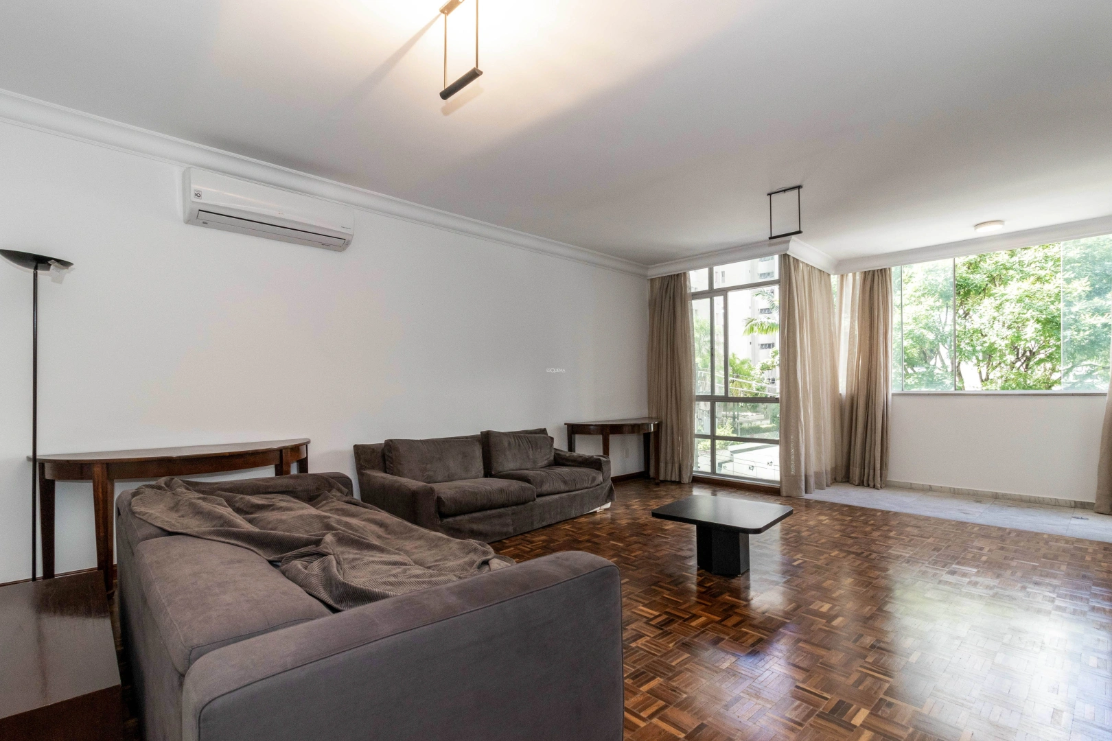 Apartamento com sala espaçosa em rua cobiçada - Imagem 2