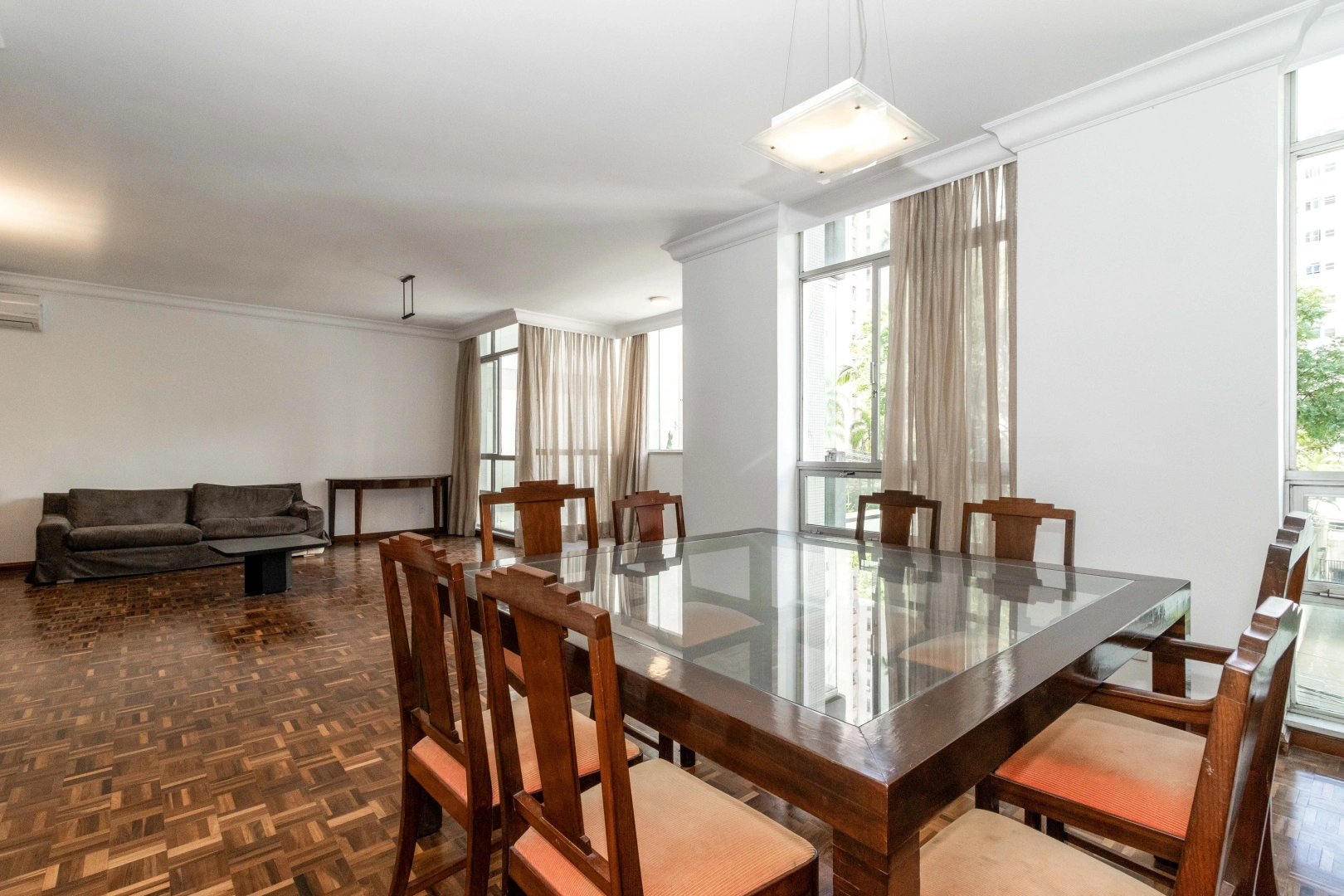 Apartamento com sala espaçosa em rua cobiçada - Imagem 3