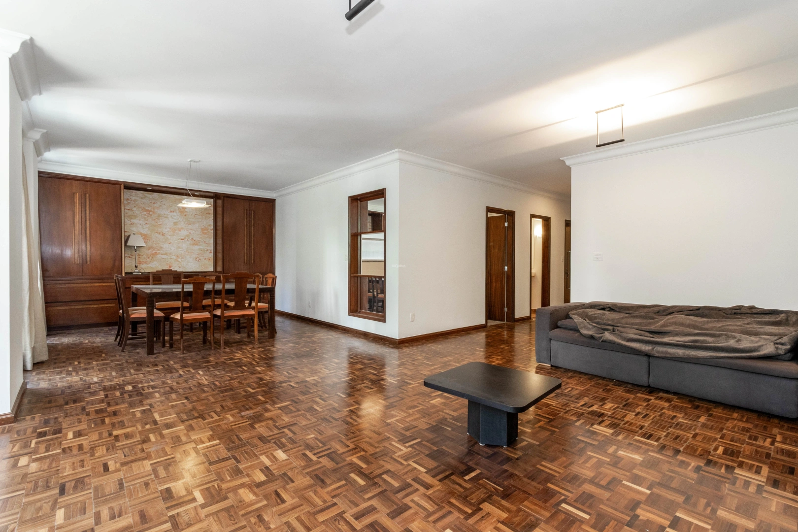 Apartamento com sala espaçosa em rua cobiçada - Imagem 4