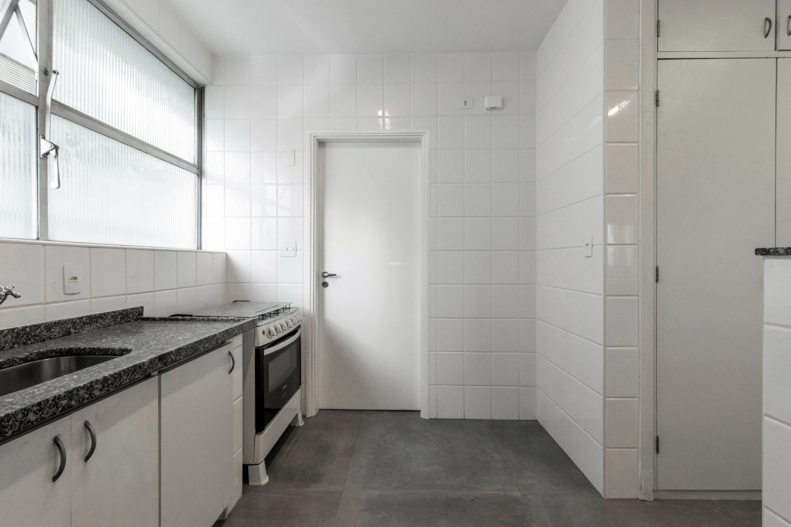 Apartamento com sala espaçosa em rua cobiçada - Imagem 6