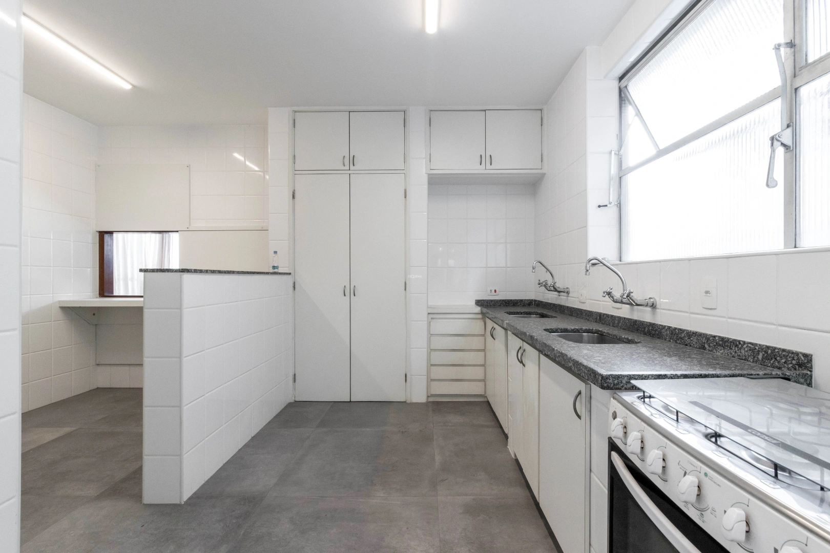 Apartamento com sala espaçosa em rua cobiçada - Imagem 7