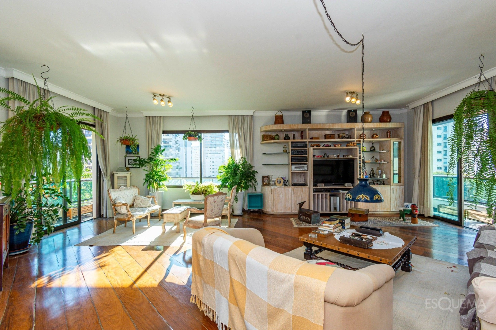 Apartamento modernizado com 4 suítes e 4 vagas - Imagem 1
