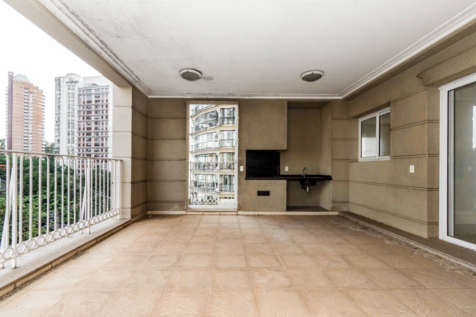 Apartamento com varanda espaçosa - Imagem 1