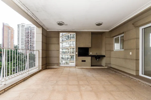 Apartamento com varanda espaçosa