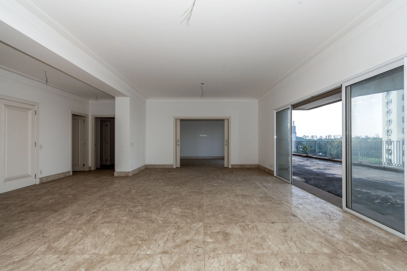 Apartamento com varanda espaçosa - Imagem 2