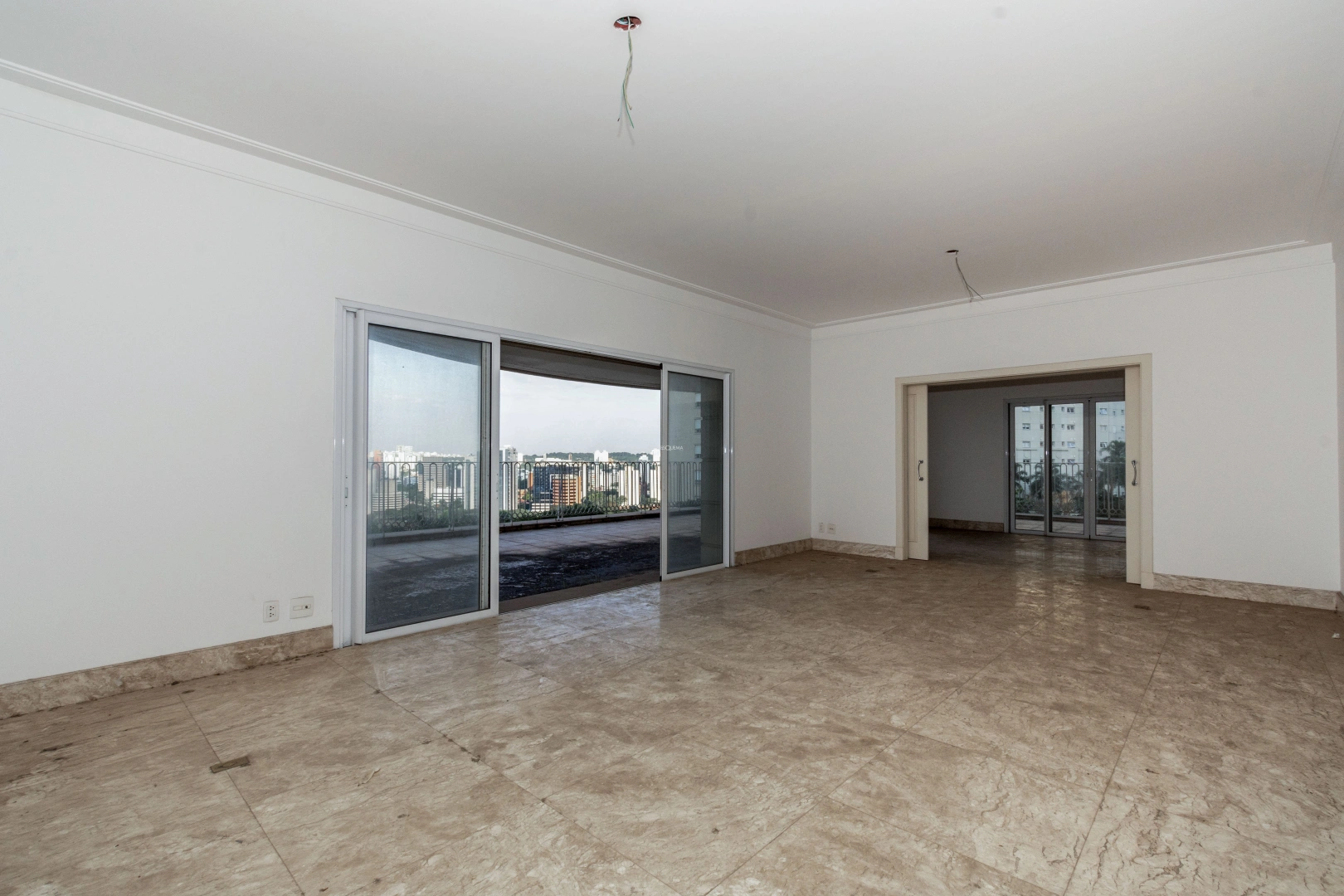 Apartamento com varanda espaçosa - Imagem 4