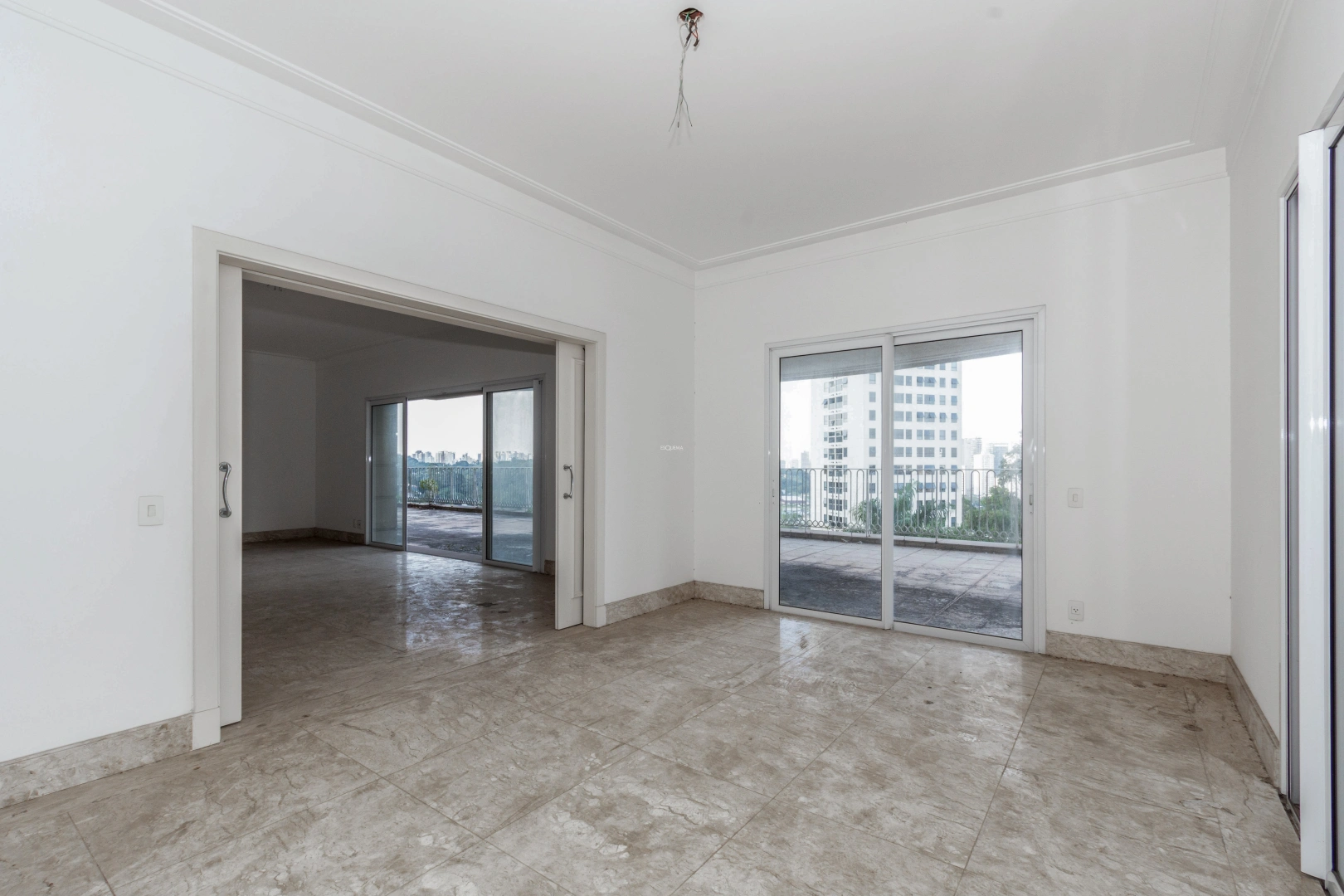 Apartamento com varanda espaçosa - Imagem 6