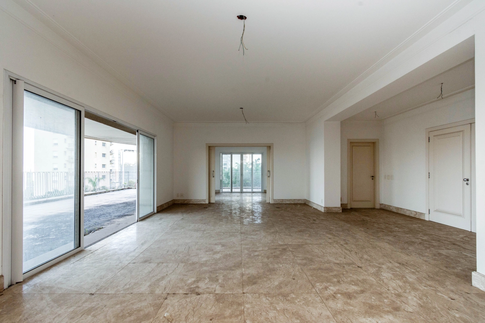 Apartamento com varanda espaçosa - Imagem 7