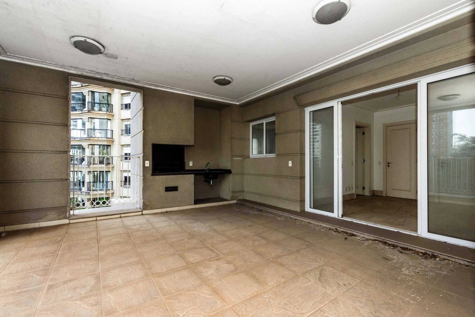 Apartamento com varanda espaçosa - Imagem 9
