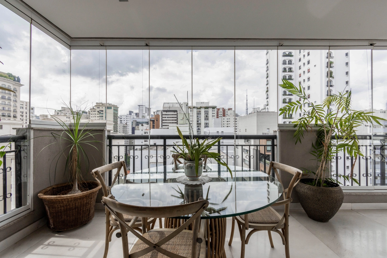 Apartamento em prédio com estilo neoclássico - Imagem 12