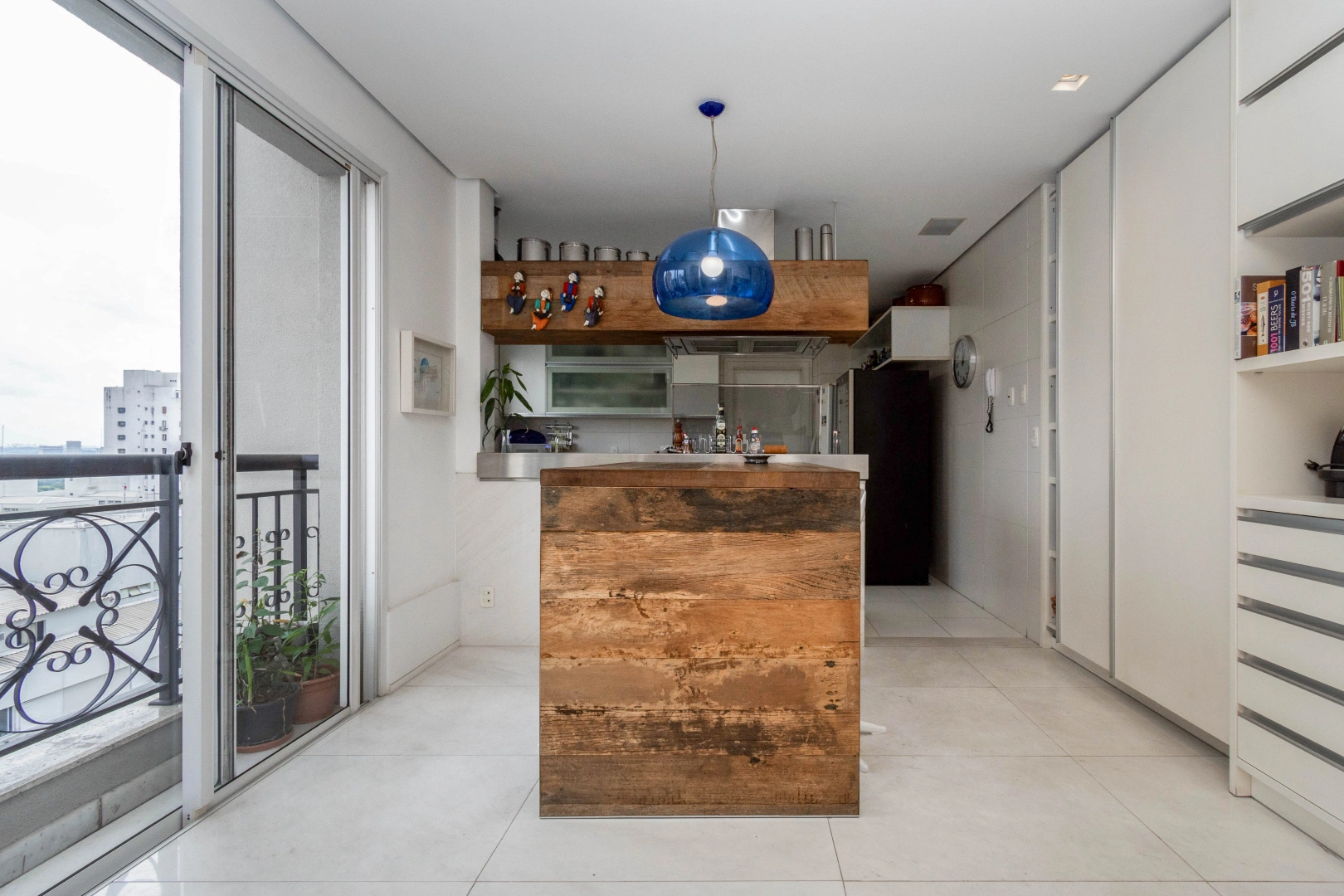 Apartamento em prédio com estilo neoclássico - Imagem 13