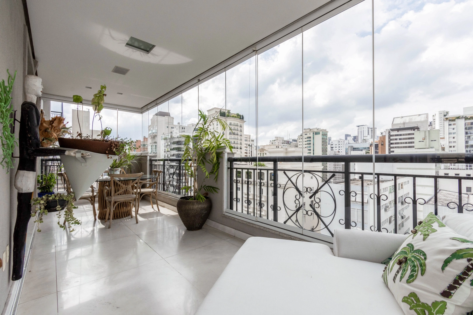 Apartamento em prédio com estilo neoclássico - Imagem 1