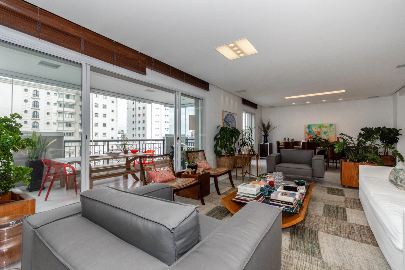 Apartamento em prédio com estilo neoclássico - Imagem 3