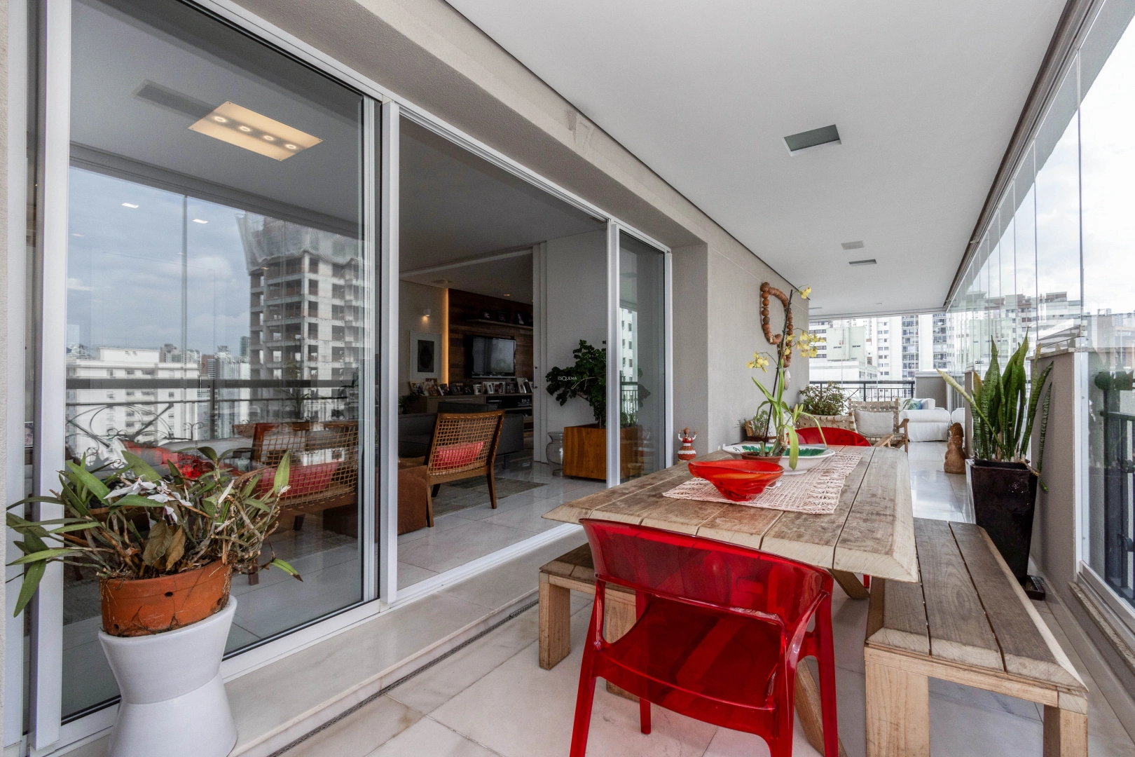 Apartamento em prédio com estilo neoclássico - Imagem 6