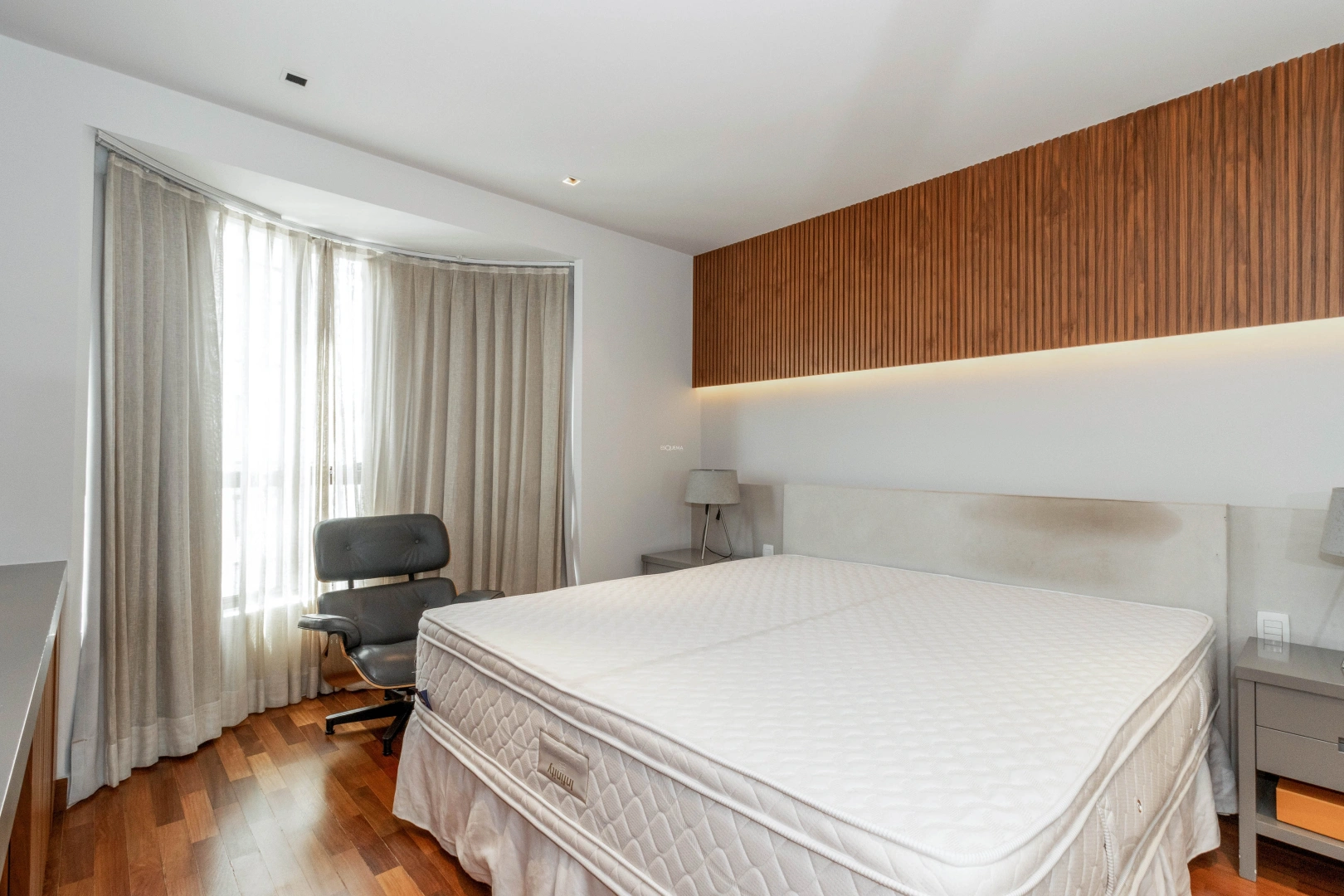 Cobertura Duplex com pé direito alto e design moderno - Imagem 12