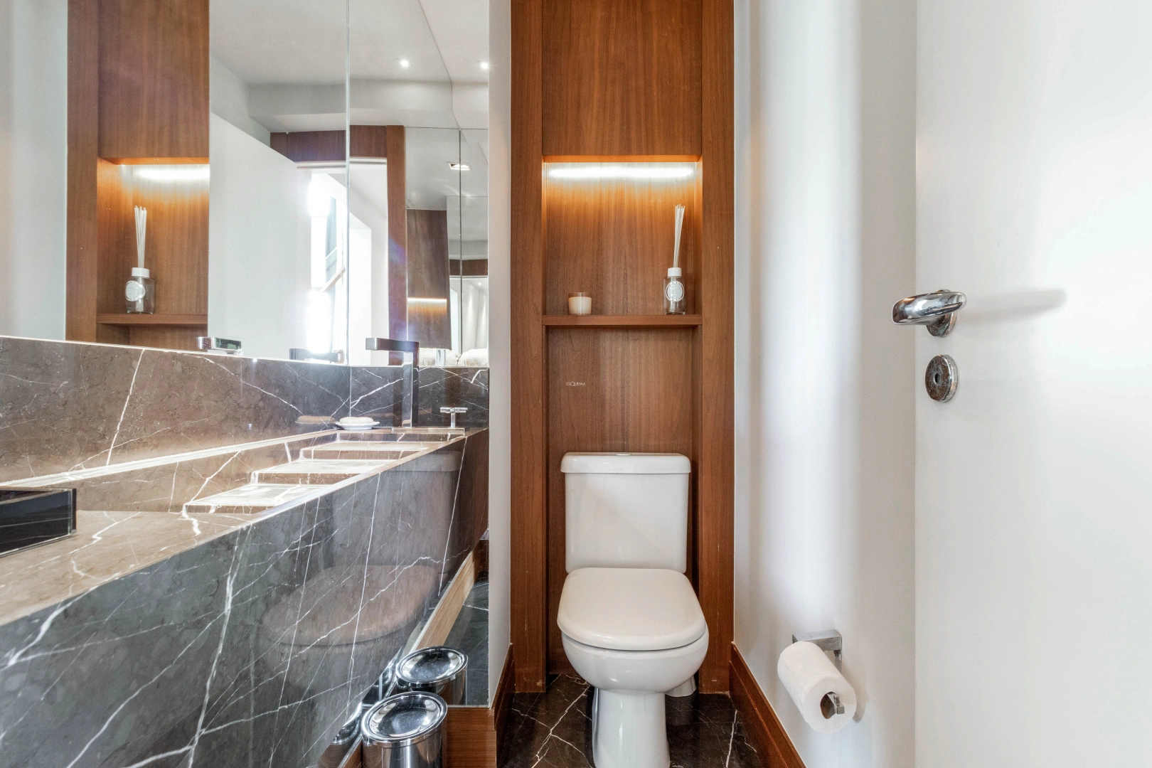 Cobertura Duplex com pé direito alto e design moderno - Imagem 13