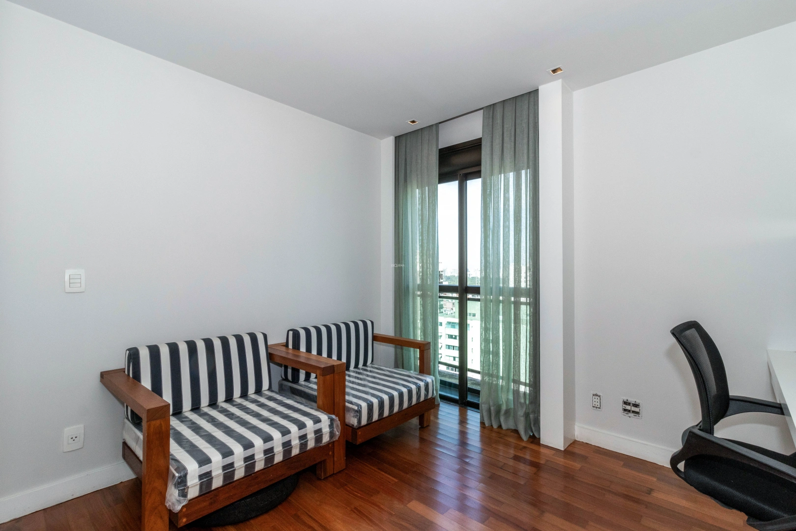 Cobertura Duplex com pé direito alto e design moderno - Imagem 14