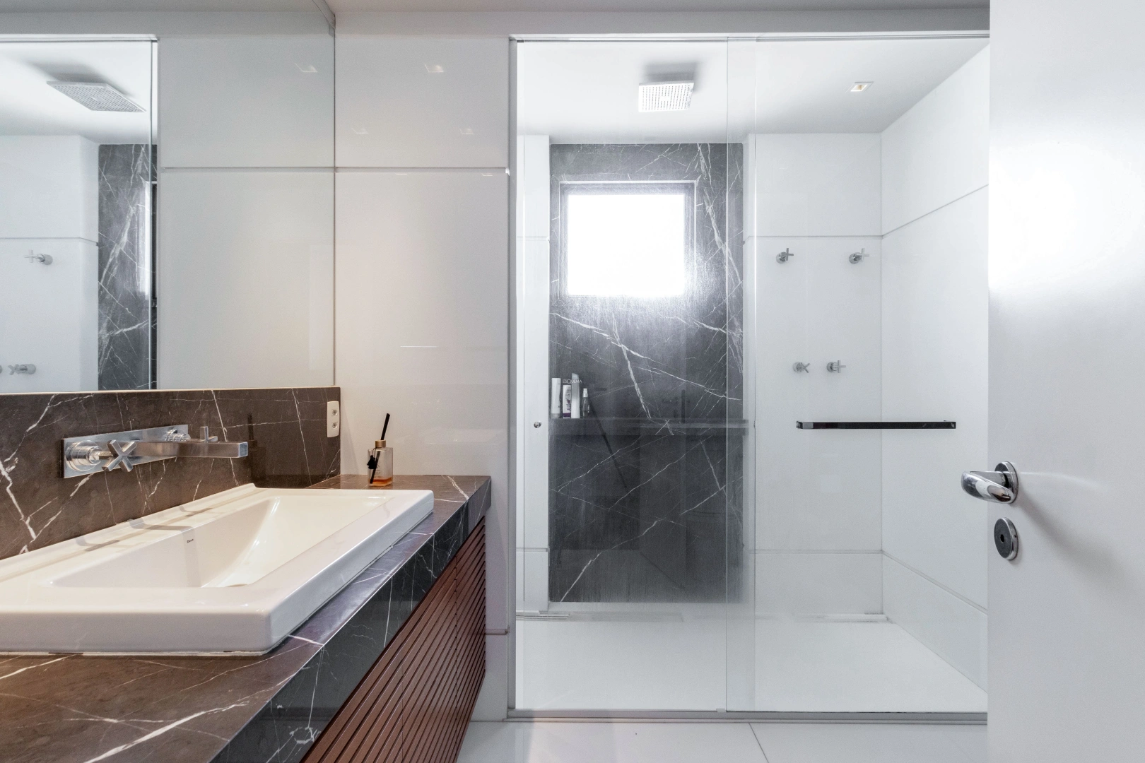 Cobertura Duplex com pé direito alto e design moderno - Imagem 15