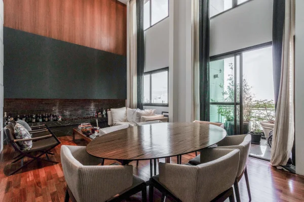 Cobertura Duplex com pé direito alto e design moderno