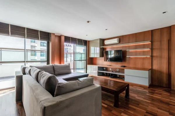 Cobertura Duplex com pé direito alto e design moderno