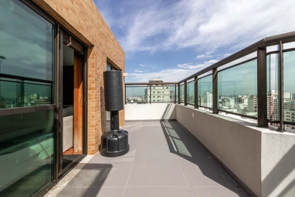 Cobertura Duplex com pé direito alto e design moderno