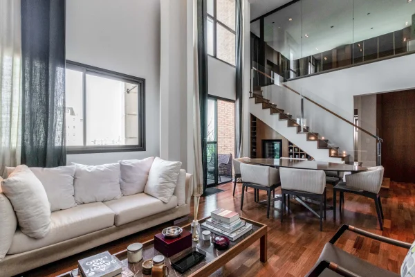 Cobertura Duplex com pé direito alto e design moderno