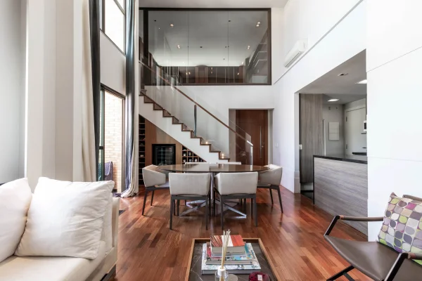 Cobertura Duplex com pé direito alto e design moderno