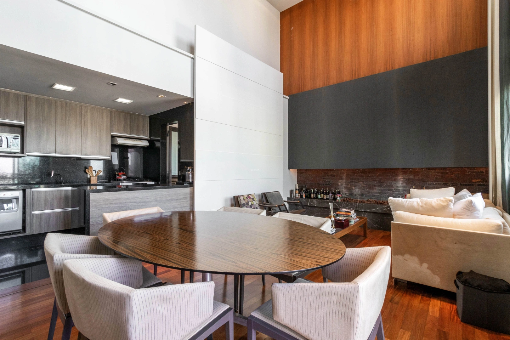 Cobertura Duplex com pé direito alto e design moderno - Imagem 6