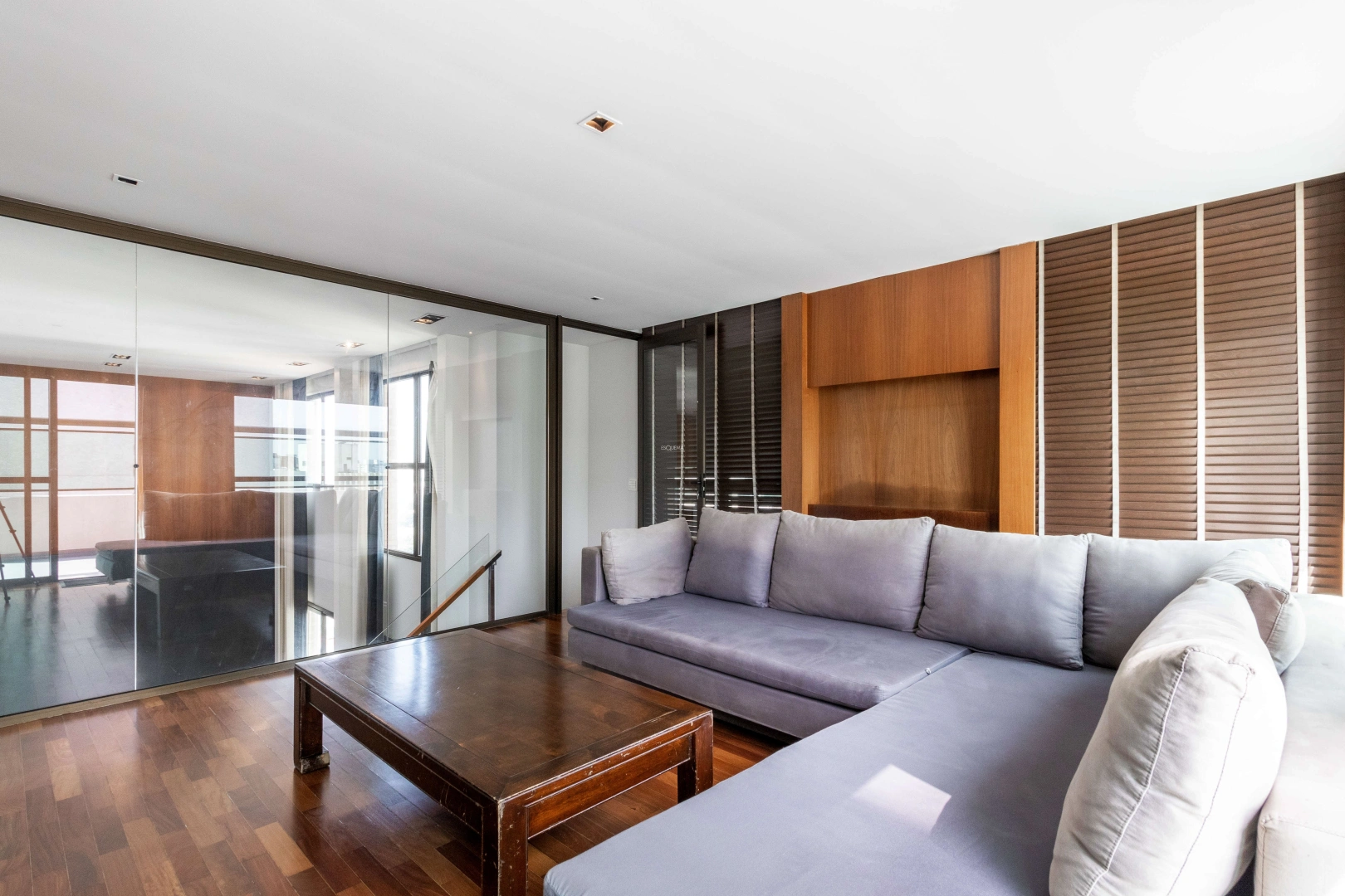 Cobertura Duplex com pé direito alto e design moderno - Imagem 7