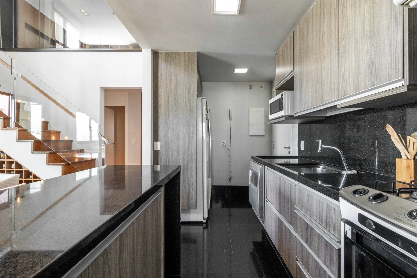Cobertura Duplex com pé direito alto e design moderno - Imagem 8
