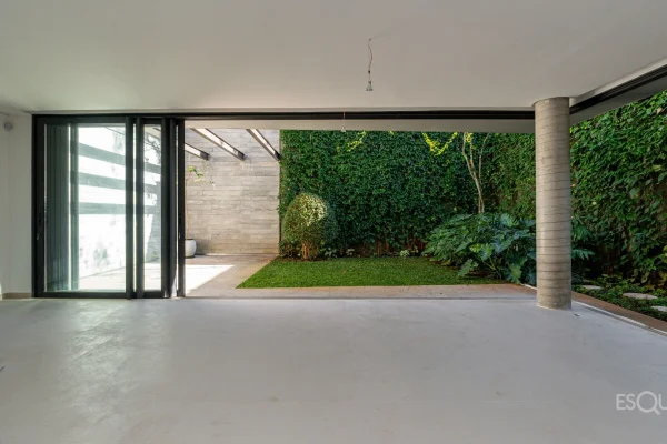 Casa em rua fechada no Jardim Europa