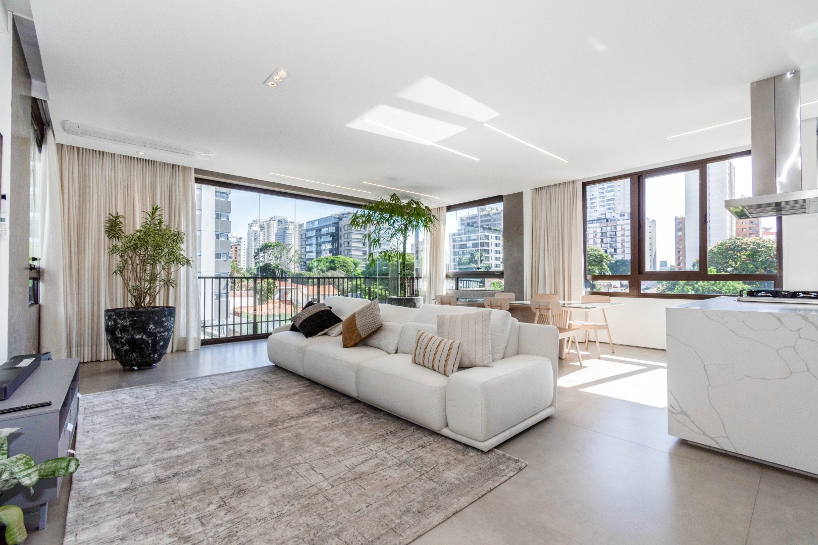 Apartamento moderno, com living amplo e iluminação natural - Imagem 1