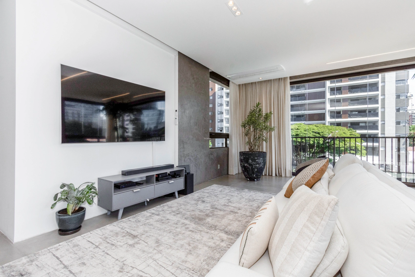 Apartamento moderno, com living amplo e iluminação natural - Imagem 4