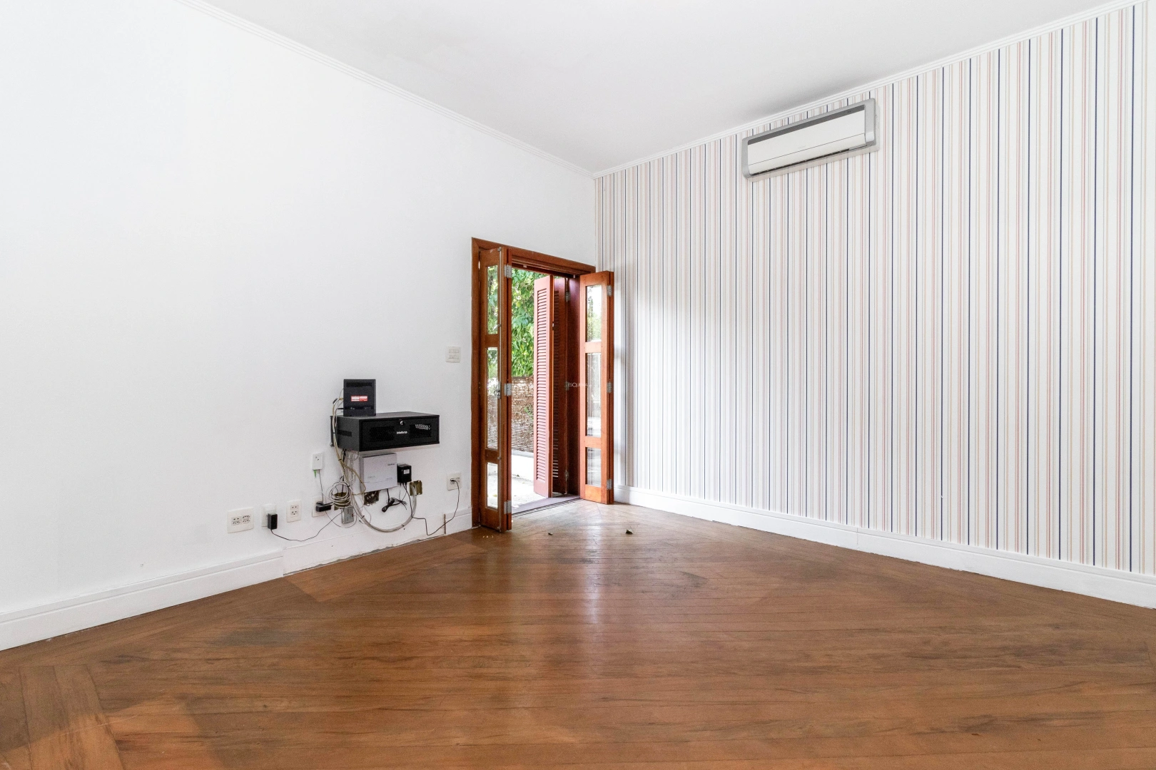 Casa com potencial para modernização, em localização privilegiada - Imagem 10