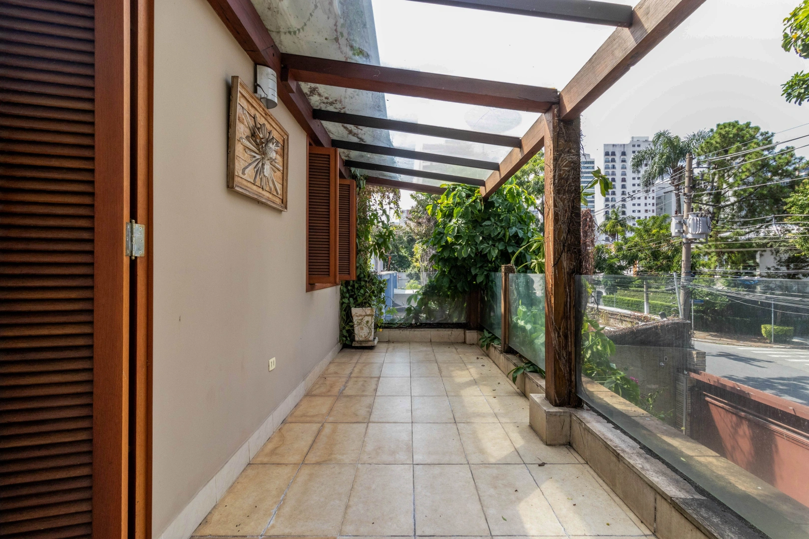 Casa com potencial para modernização, em localização privilegiada - Imagem 11