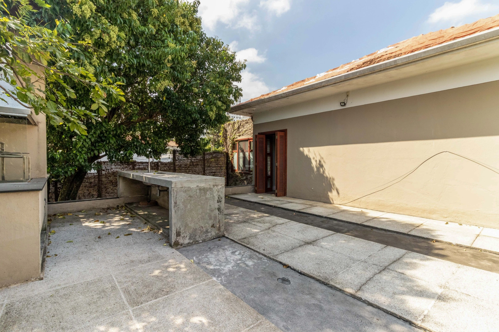 Casa com potencial para modernização, em localização privilegiada - Imagem 12