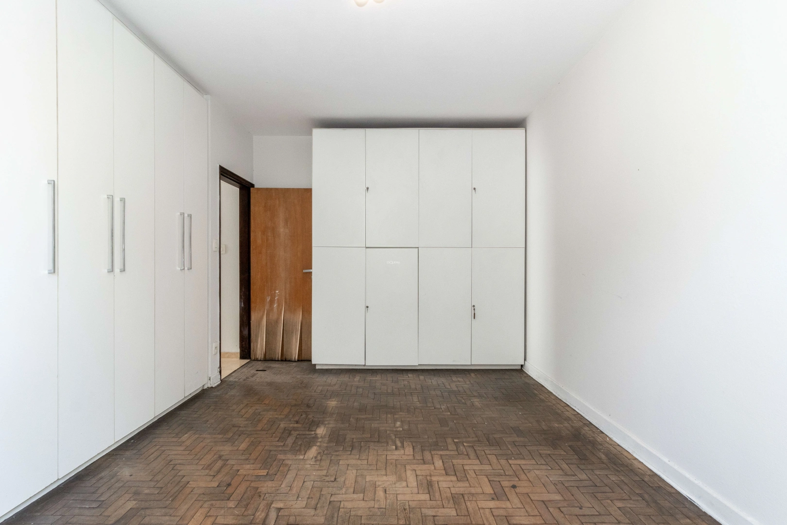 Casa com potencial para modernização, em localização privilegiada - Imagem 13